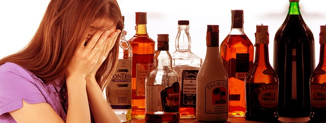 žena a lahve s alkoholem