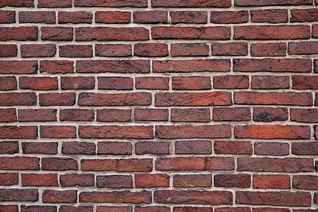 zeď z cihel plných pálených